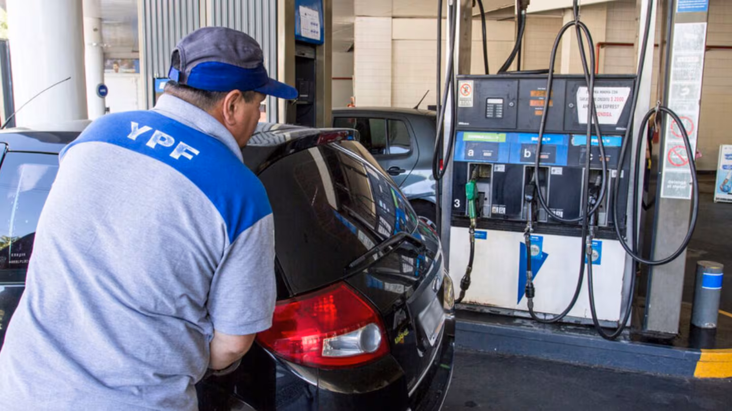 YPF aumentará 3,5% las naftas desde la medianoche: cómo quedan los precios en los surtidores